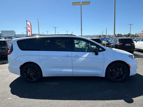 New 2026 Chrysler Pacifica Select image 9
