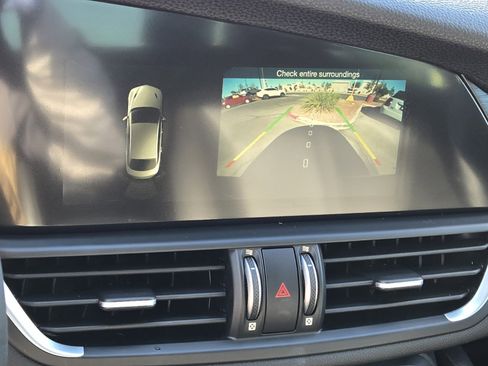 Used 2018 Alfa Romeo Giulia AWD image 19