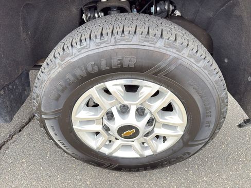 Used 2025 Chevrolet Silverado 2500 LT w/ Convenience Package image 34