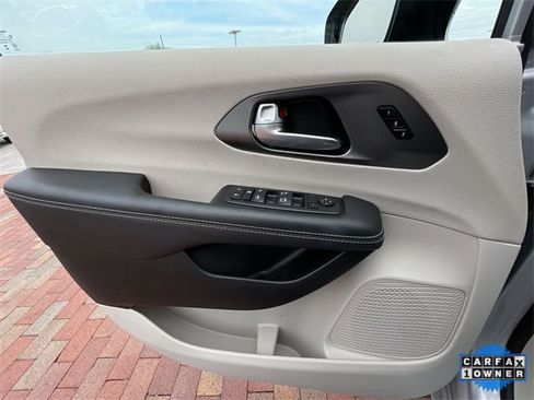 Used 2024 Chrysler Pacifica Touring-L image 10