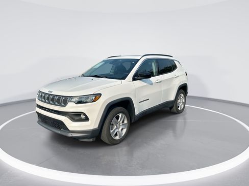 Used 2022 Jeep Compass Latitude w/ Sun and Sound Group AWD/4WD image 5