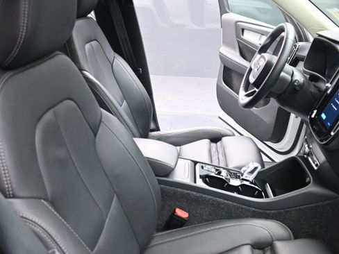 Used 2025 Volvo XC40 B5 Plus image 17
