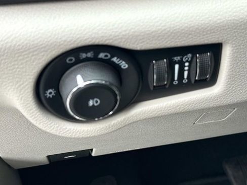 Used 2022 Chrysler Pacifica Touring-L FWD image 14
