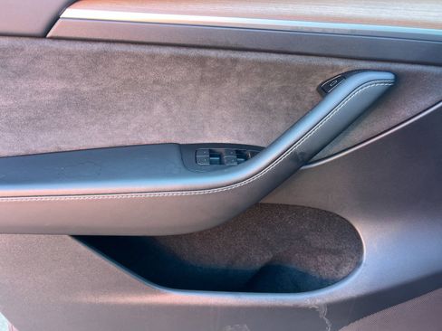 Used 2023 Tesla Model Y Performance image 11