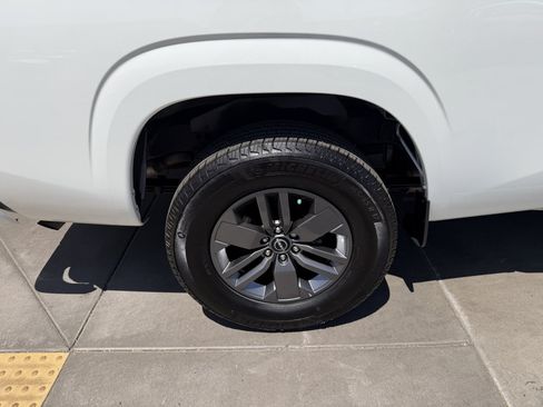 Used 2025 Nissan Frontier SV RWD image 15