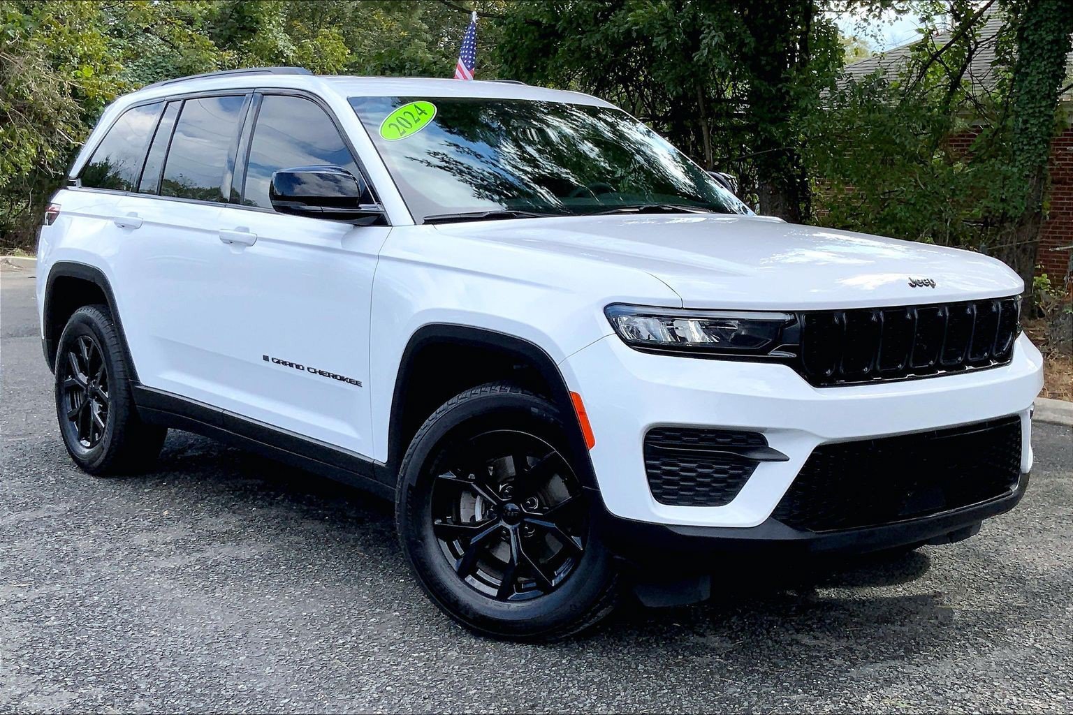 Certified 2024 Jeep Grand Cherokee Altitude AWD/4WD image 2