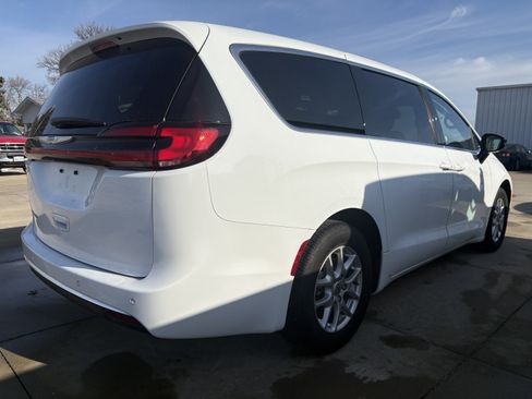 Used 2024 Chrysler Pacifica Touring-L image 3