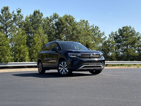 Used 2024 Volkswagen Taos SE FWD image 2