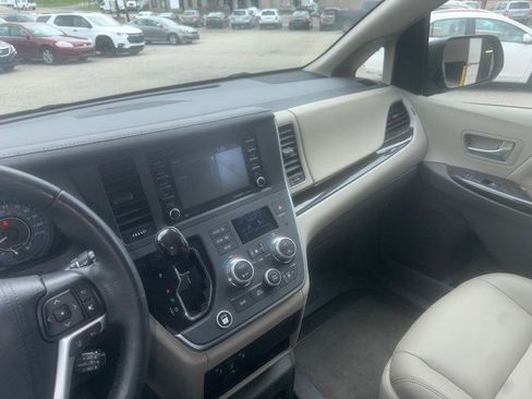 Used 2020 Toyota Sienna XLE w/ XLE Navigation Package image 23