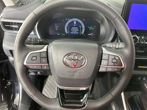 Used 2025 Toyota Highlander Platinum image 21