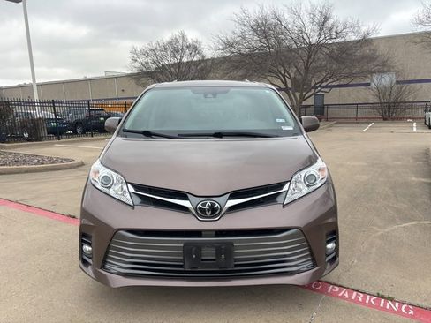 Used 2020 Toyota Sienna XLE w/ XLE Navigation Package image 2