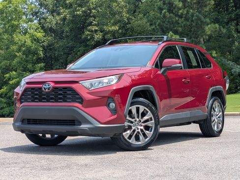 Used 2019 Toyota RAV4 XLE Premium FWD image 4