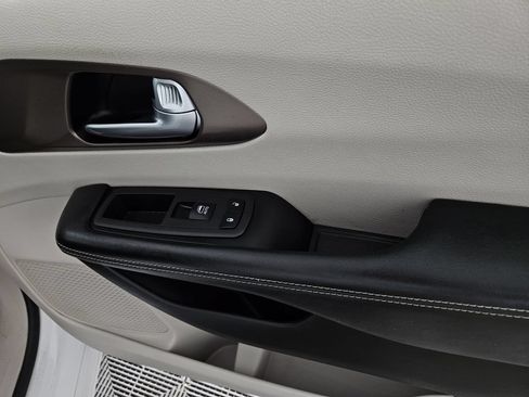 Used 2022 Chrysler Voyager LX FWD image 28