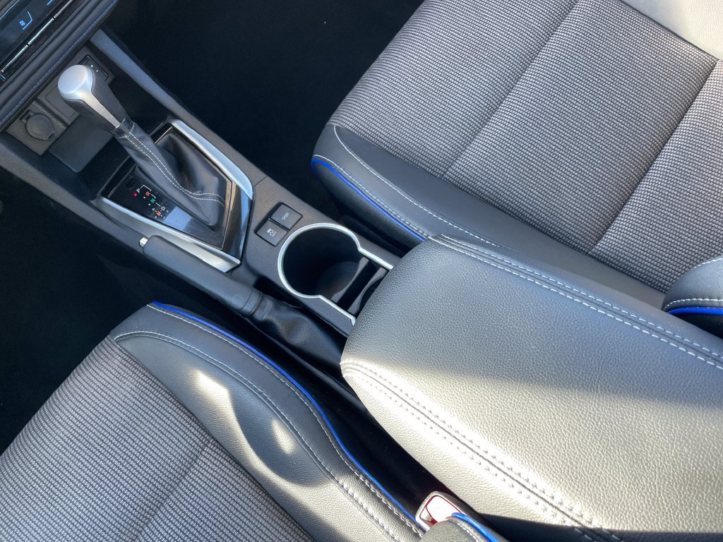 Used 2017 Toyota Corolla SE w/ SE Premium Package FWD image 19