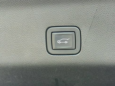 Used 2024 Chevrolet Tahoe Premier AWD/4WD image 12