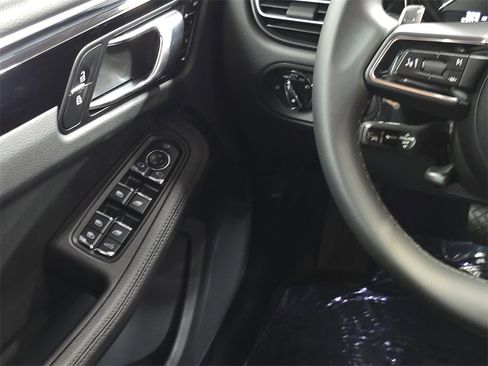 Used 2024 Porsche Macan image 21