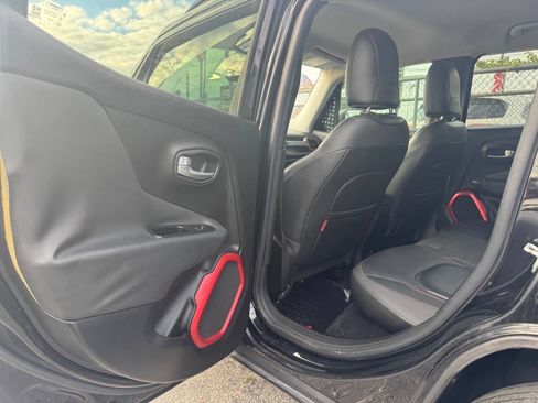 Used 2016 Jeep Renegade Trailhawk w/ Premium Trailhawk Package AWD/4WD image 15