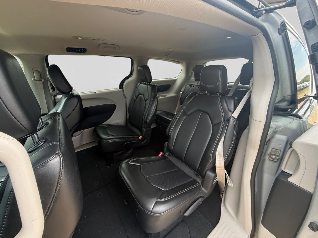 Used 2024 Chrysler Pacifica Touring-L FWD image 36