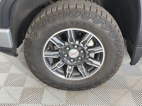 Used 2025 GMC Sierra 1500 AT4 w/ Technology Package AWD/4WD image 8