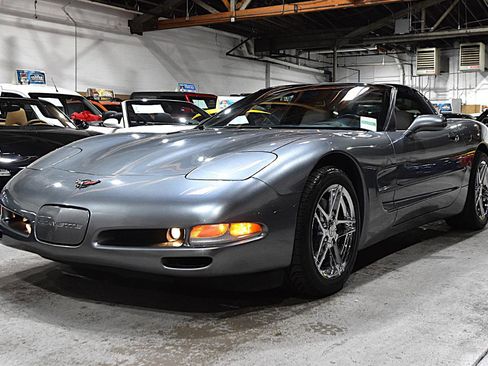 Used 2004 Chevrolet Corvette Coupe w/ Roof Package RWD image 8