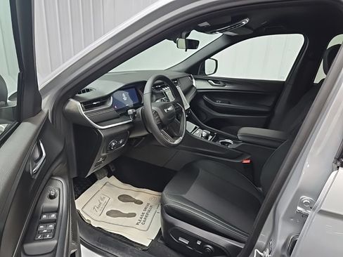 Used 2025 Jeep Grand Cherokee Laredo w/ Luxury Tech Group I AWD/4WD image 28