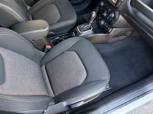 Used 2023 Jeep Renegade Latitude image 31