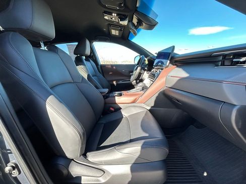 Used 2023 Toyota Venza XLE image 32