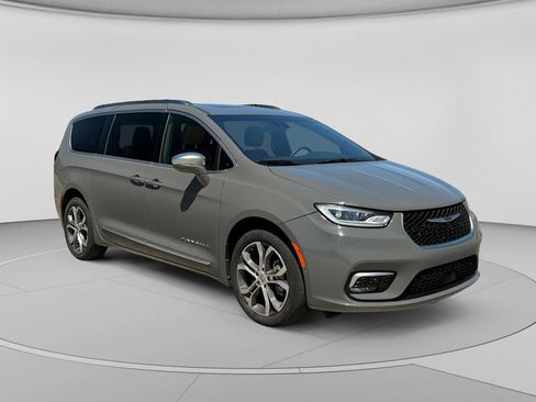 Used 2022 Chrysler Pacifica Pinnacle AWD/4WD image 1