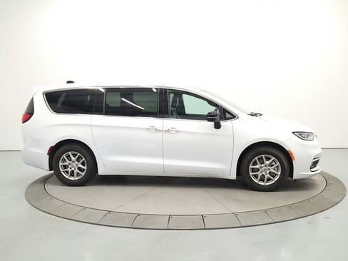 Used 2025 Chrysler Pacifica Select FWD image 8