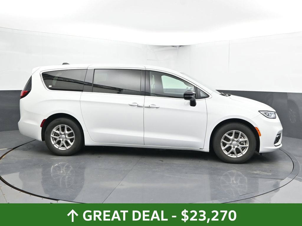 Used 2025 Chrysler Pacifica Select FWD image 5