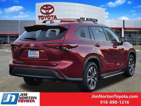 Used 2025 Toyota Highlander XLE FWD image 6