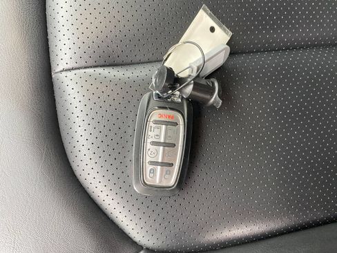 Used 2023 Chrysler Pacifica Touring-L FWD image 28