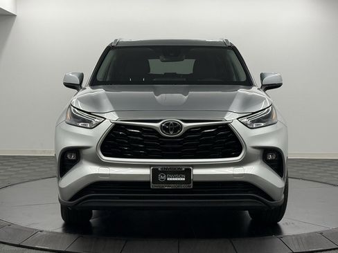 Used 2024 Toyota Highlander LE image 3