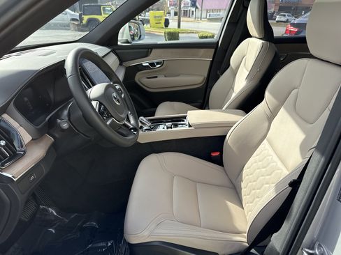 Used 2025 Volvo XC90 B5 Plus image 16
