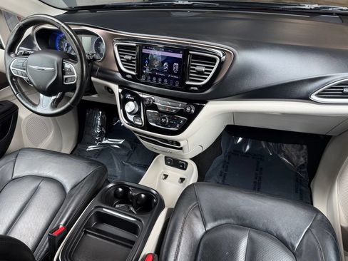 Used 2019 Chrysler Pacifica Touring-L FWD image 22
