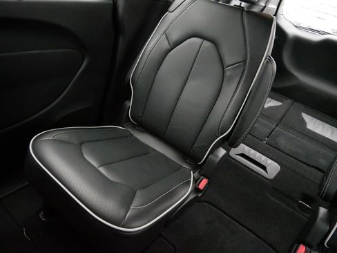 Used 2024 Chrysler Pacifica Limited w/ S Appearance Package image 12