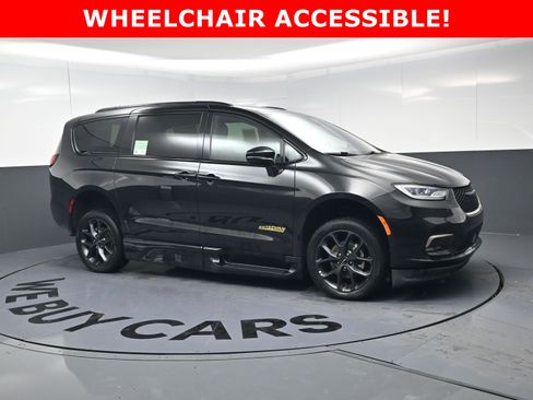 Used 2022 Chrysler Pacifica Touring-L w/ S Appearance Package image 15