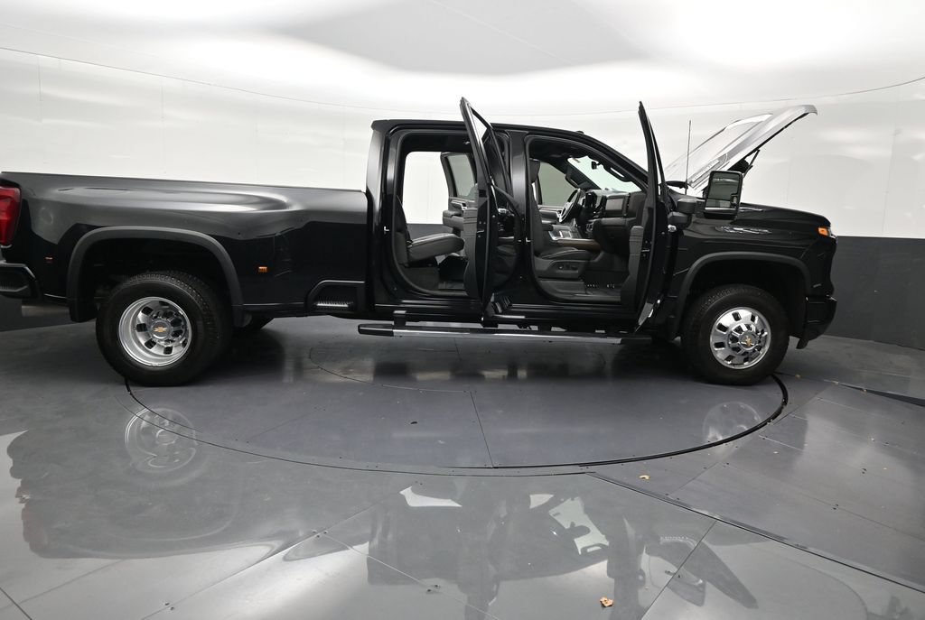 Used 2026 Chevrolet Silverado 3500 High Country w/ High Country Premium Package AWD/4WD image 36