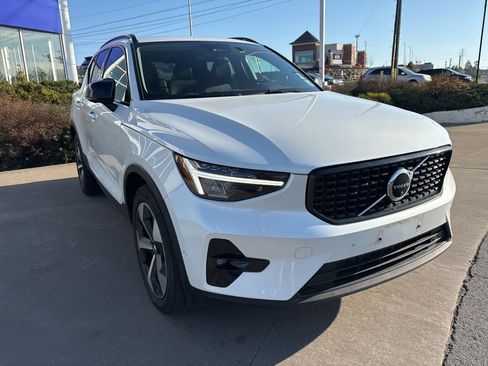 Certified 2023 Volvo XC40 B5 Plus w/ Driver Assist Package AWD/4WD image 4
