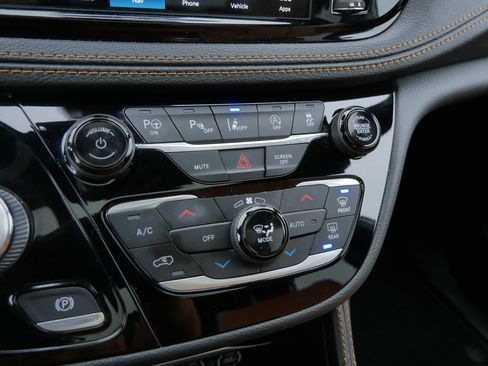 Used 2022 Chrysler Pacifica Pinnacle image 35