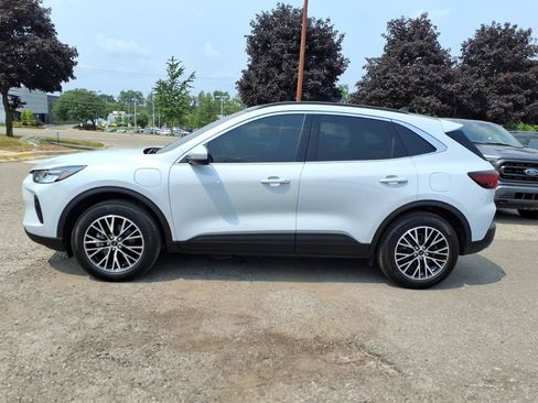Used 2025 Ford Escape SE FWD image 2