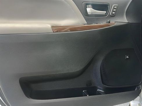 Used 2017 Toyota Sienna Limited Premium AWD/4WD image 8