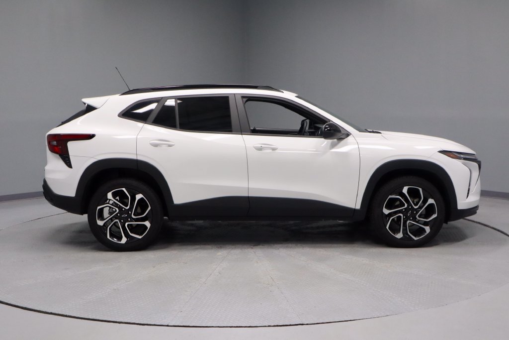 Used 2025 Chevrolet Trax RS FWD image 12