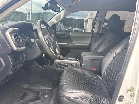 Used 2018 Toyota Tacoma SR5 RWD image 9