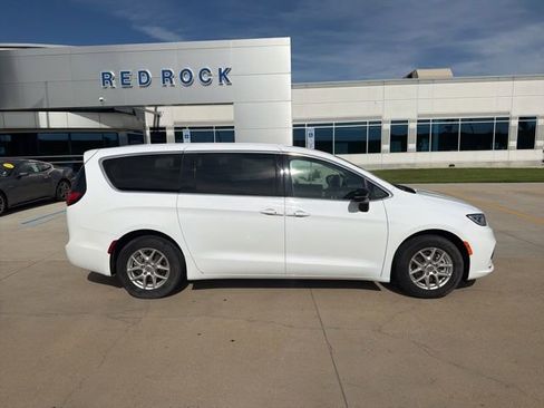 Used 2024 Chrysler Pacifica Touring-L FWD image 2