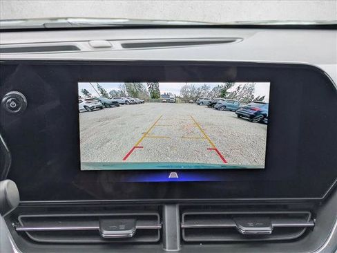 Used 2025 Chevrolet Trax LT w/ LT Convenience Package image 18