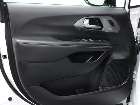 Used 2025 Chrysler Pacifica Select image 11