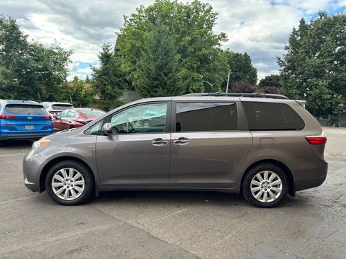 Used 2017 Toyota Sienna XLE w/ XLE Navigation Package AWD/4WD image 11