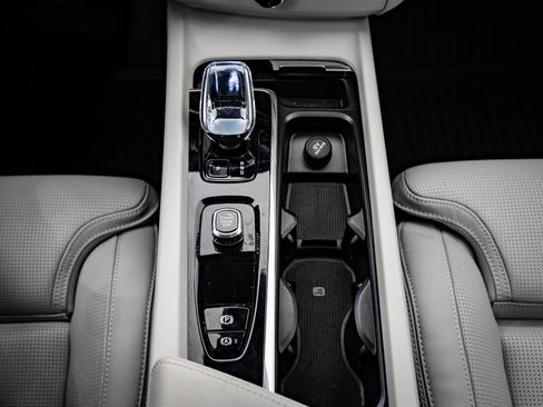 Used 2025 Volvo XC60 B5 Ultra w/ Protection Package Premier image 39