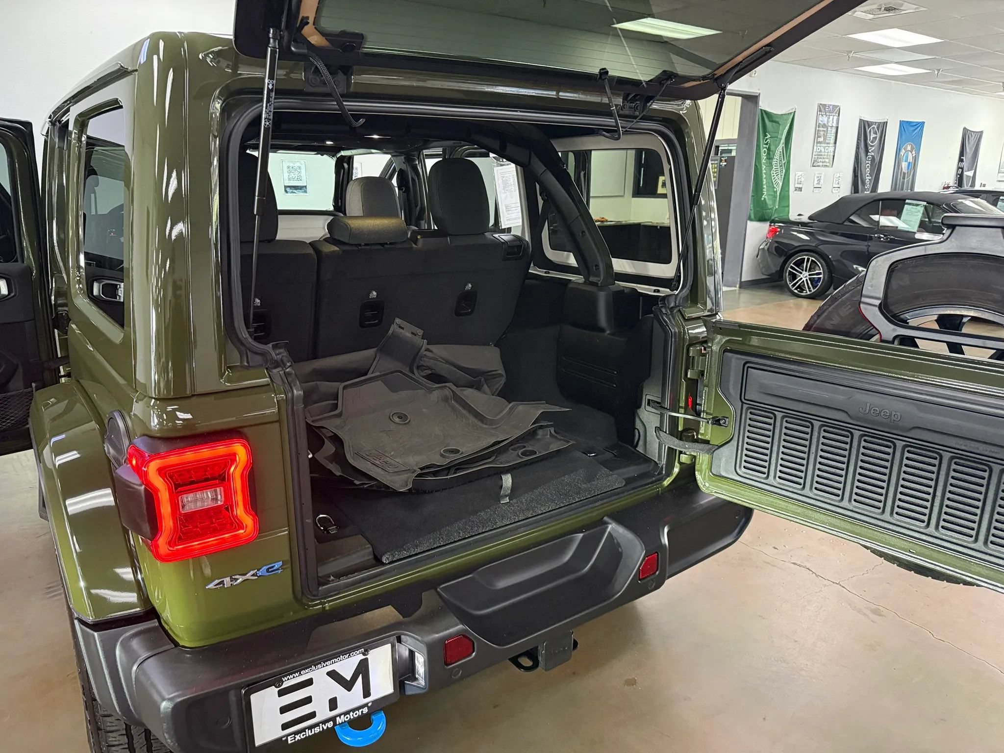 Used 2024 Jeep Wrangler Unlimited Sahara w/ Safety Group AWD/4WD image 9